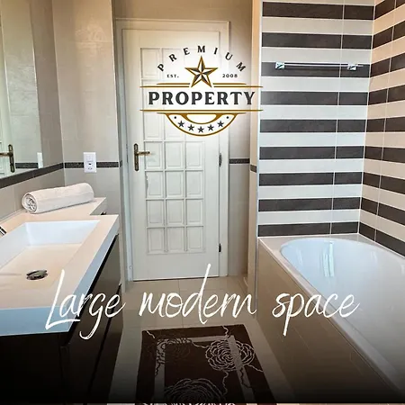 With Private Pool Area, Near Lake, Private Parking I Dei Leoni